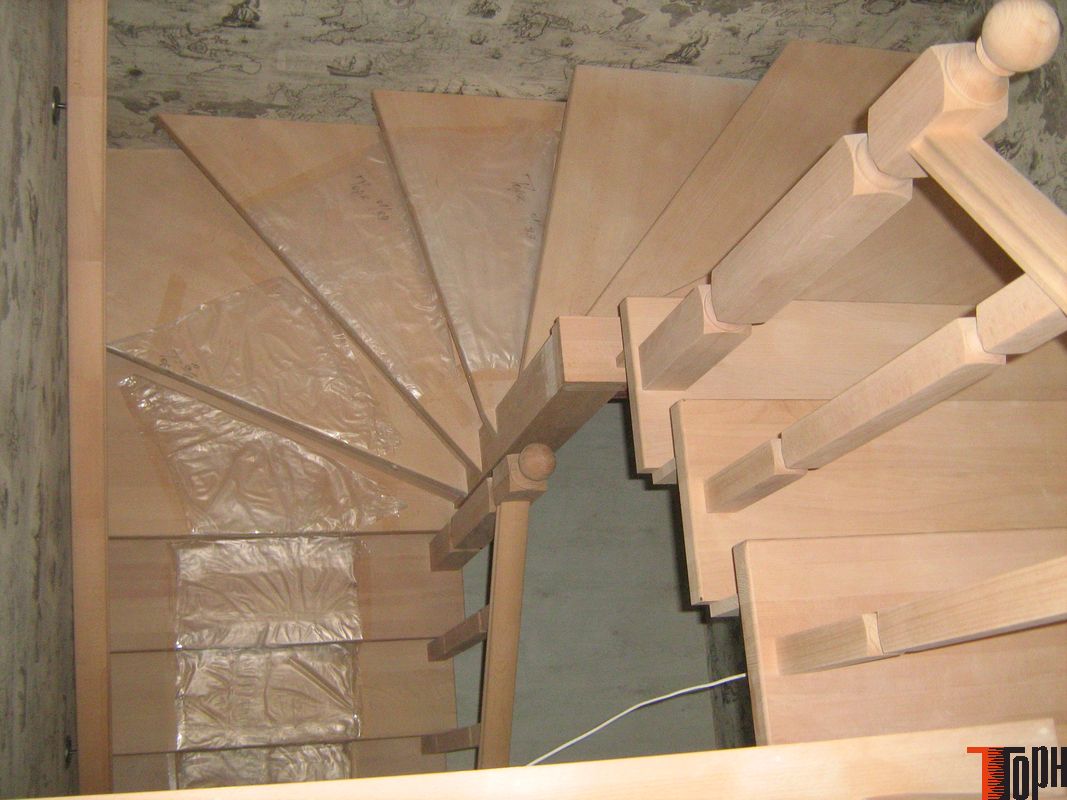 Забежные лестницы второй этаж. Тетива забежной лестницы. Лестница с забежными ступенями. Забежная лестница на 2 этаж. Двухмаршевая лестница с забежными ступенями.